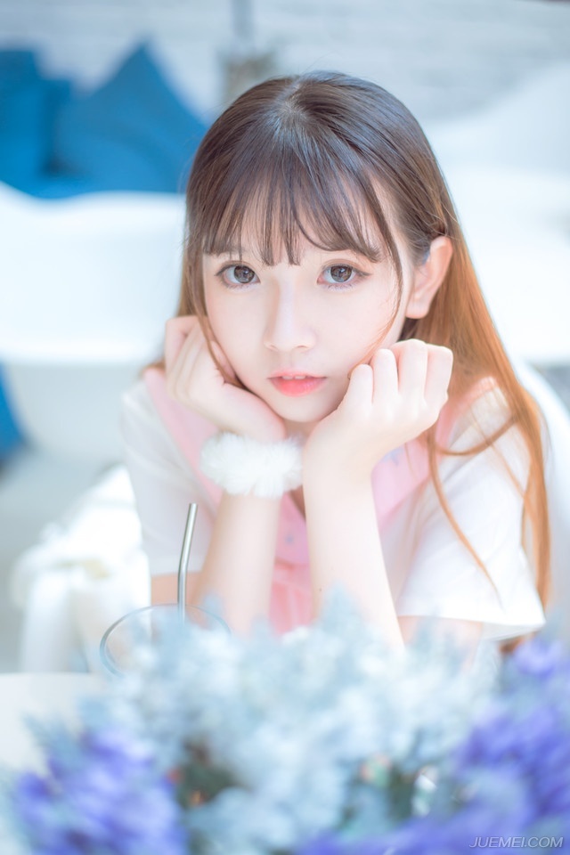 毕竟相比起来，虽然打下中原，会同时跟江东、荆州接壤，两面乃至三面受敌，但如果吕布先取荆州的话，便要随时面临被曹操切断后路的危险，至于蜀中，虽然对于刘璋曹操不怎么看得上眼，不过蜀中的地势太好了，粮道艰难，注定吕布无法投入大兵力去征讨，而且沿途上还有重重关隘。